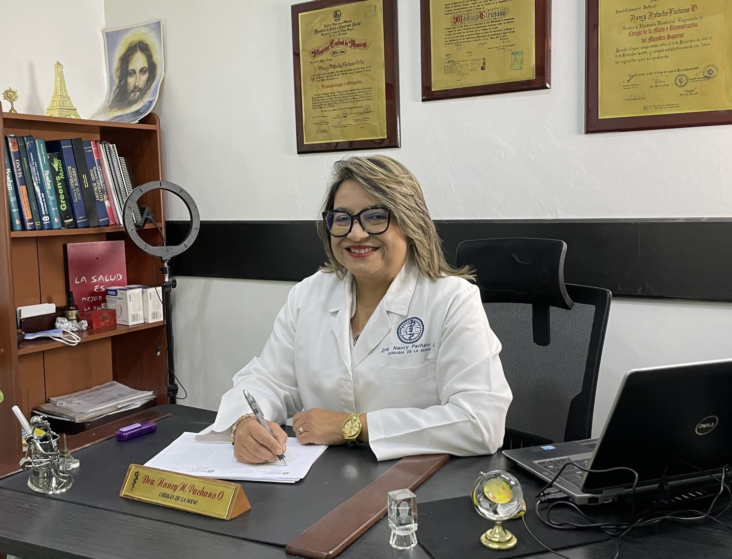 Dra. Nancy Pachano, cirujana de la mano en Maracay, en su consultorio médico